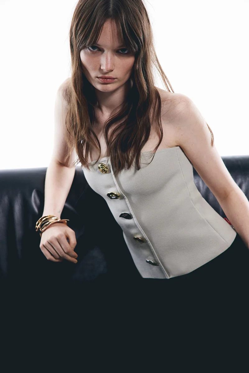 اتش اند ام بلوزة بقصّة باندو وبتفاصيل أزرار